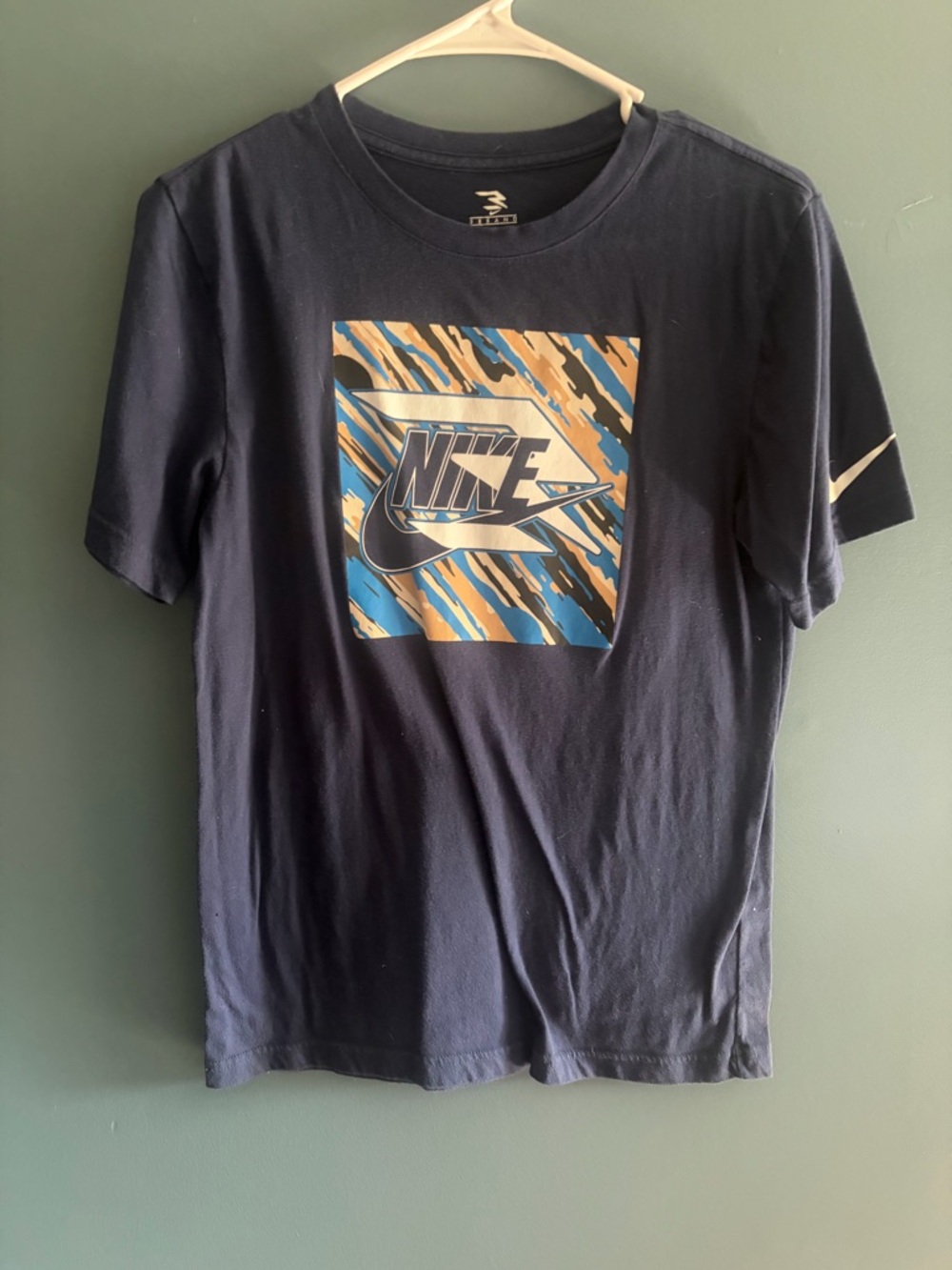 Nike Youth XL Navy Short-Sleeve Graphic Tee with Blue & Tan Print